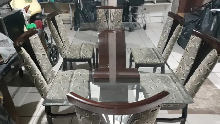 MESA DE JANTAR DE VIDRO COM 6 CADEIRAS