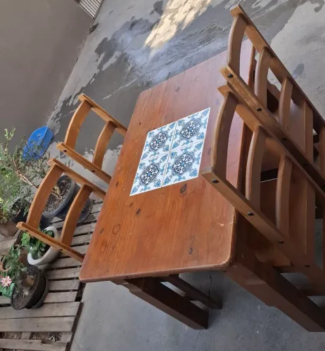 Mesa madeira com 4 cadeiras