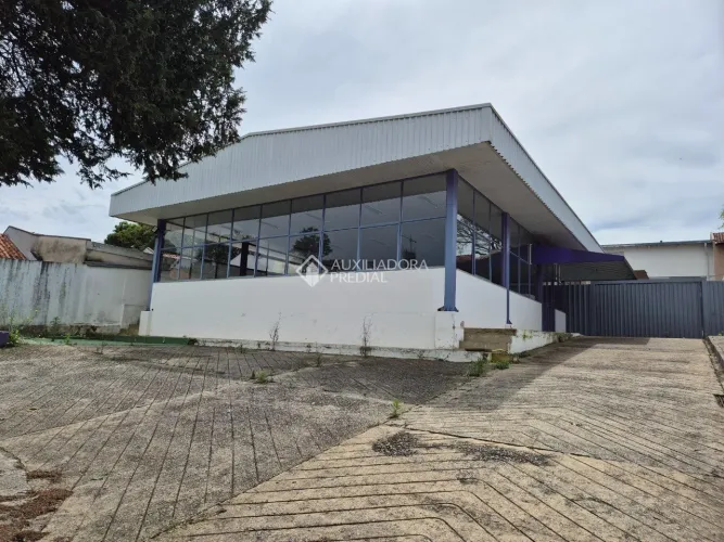 Terreno ZR3 com Estrutura Comercial no Seminário 1.400m2