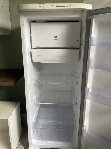 ? Geladeira Electrolux RE31 à venda ?