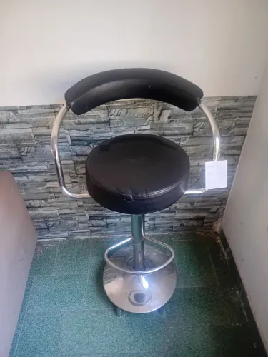 Banqueta alta 105cm preta cromada giratória com regulagem de altura 