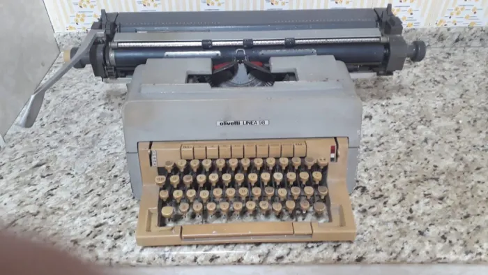 Máquina de Escrever Olivetti Linea 98 - Vintage / Retrô