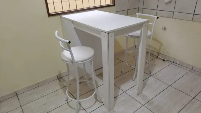 Mesa Bistrô Alta Branca com Armário Embutido + 2 Banquetas