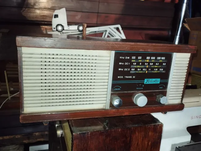 Rádio antigo retrô, caixa antiga, máquina moderna AM FM.