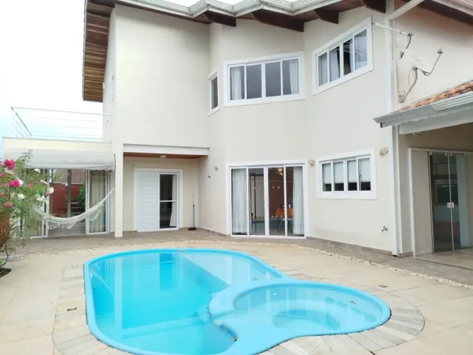 Linda casa com piscina em Peruíbe