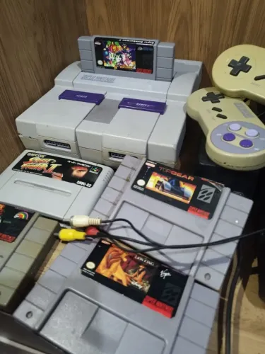 Super Nintendo+Fonte+2controles+5fitas(da foto)