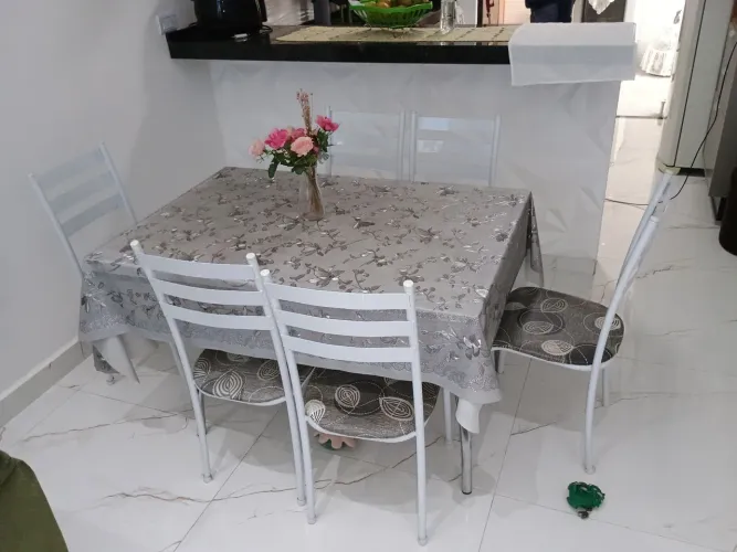 MESA COM 6 CADEIRAS EM ÓTIMO ESTADO