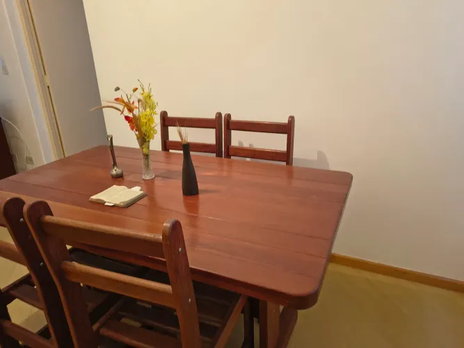 Vendo Mesa com 4 cadeiras de madeira angelim, medidas 1,40 x 0,80