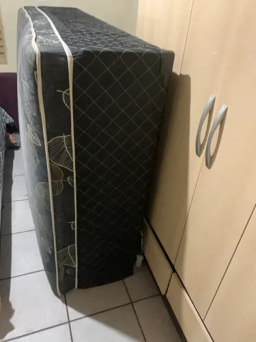 Cama Box casal em Bom Estado - Acompanha 7 Pés