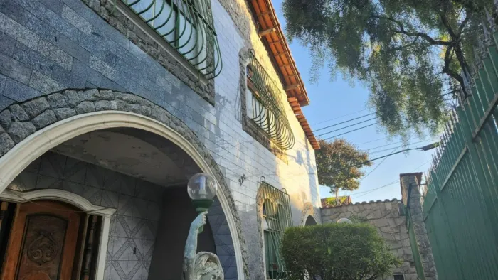 CASA DE 5 QUARTOS A VENDA NO BAIRRO PLANALTO
