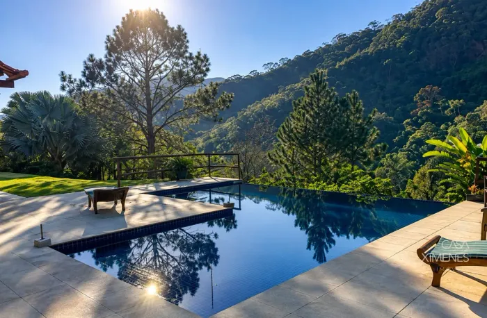 Sítio com piscina de borda infinita e vista para as montanhas no Vale das Videiras