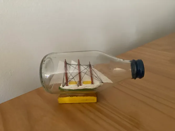 Garrafa de vidro com barco dentro