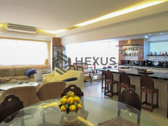 Apartamento reformado frente mar com varanda vista mar Pitangueiras, Guarujá