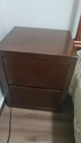 Criados mudos de madeira de excelente qualidade. Disposta a negociar