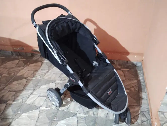 Carrinho de bebê conservado.