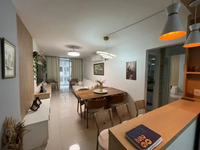 Apartamento Reformado de 2 Quartos com Suíte à Venda na Praia de Icaraí | A Poucos Passos