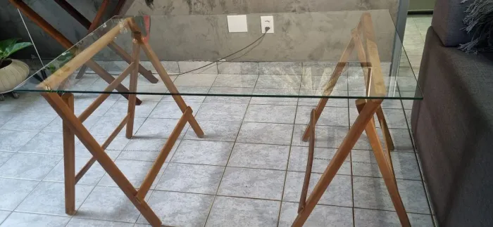 Mesa de Escritório em Vidro Temperado e Cavaletes de Madeira