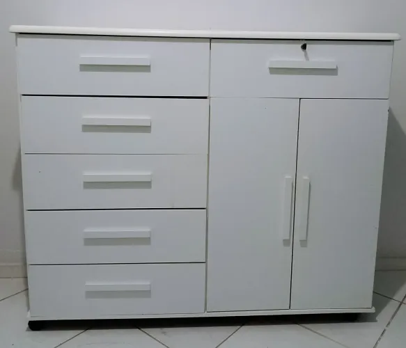 Guarda roupa 6 portas branco sem detalhes pouco usado. Cômoda branca gavetas funcionando
