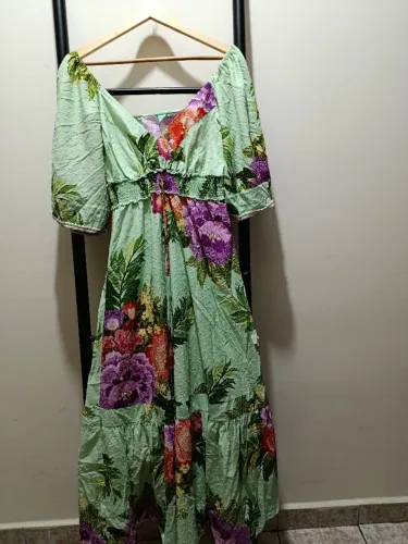 Vestido floral longo verde Farm. Tamanho M. Lindo. Mangas amplas. Decote v. Tecido leve