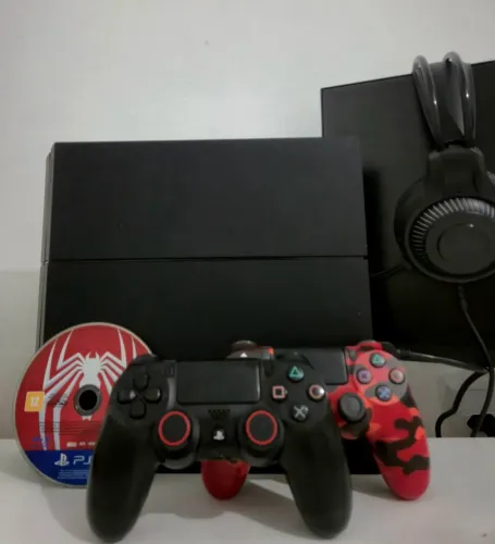 PS4 FAT + 2 CONTROLES + JOGO