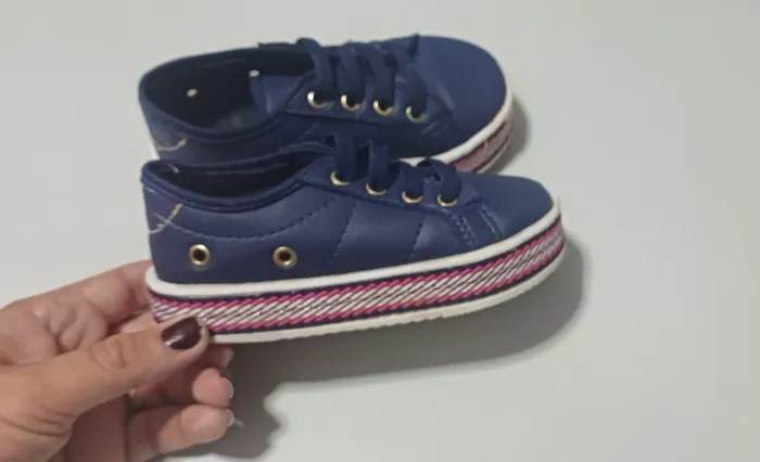 Tênis infantil menina tamanho 23 cor azul marinho,  usado em bom estado 