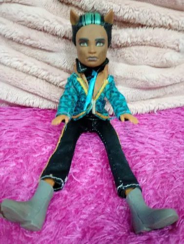 Boneco ,contém avaria na bota 