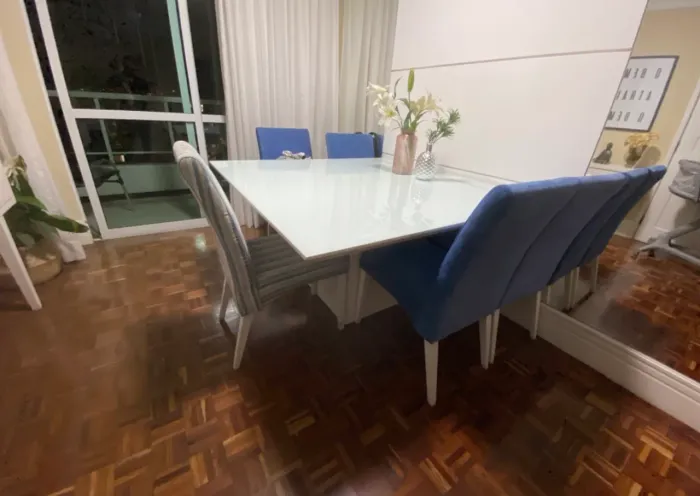 Mesa com tampo de vidro com 6 cadeiras 