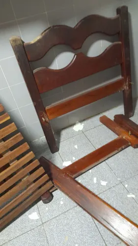 Cama de solteiro de madeira muracatiara 