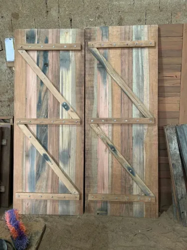 Porta rústicas feita com madeira maciça