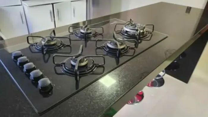 Bancada em granito preto com cooktop Brastemp 5 bocas