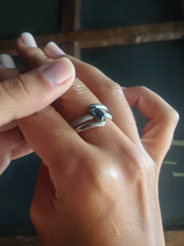 Prata de Lei Anel de Prata Pura Clara com Mera e Delicada Pedra Azul Translúcida - Aro 24