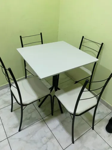 Mesa de jantar com 4 cadeiras 