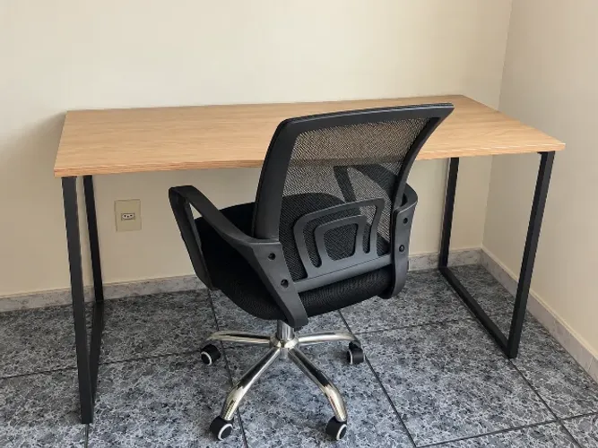 Mesa e cadeira