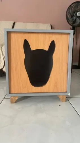 Casinha para cachorro em formato de pinscher em mdf