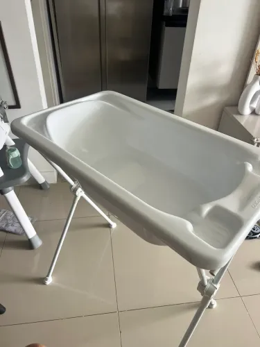 Banheira para bebês com suporte alto