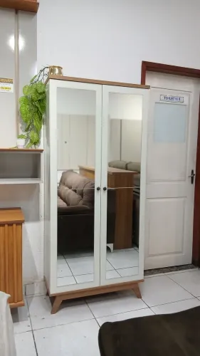 Sapateira espaçosa de MDF, portas com espelho e amortecedor 