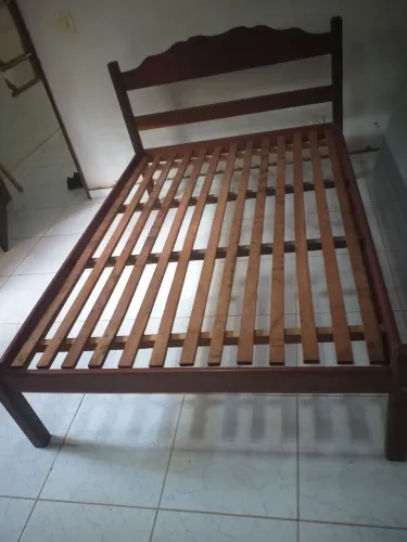 Vendo cama completa com colchão (madeira maciça) em perfeito estado de conservação.