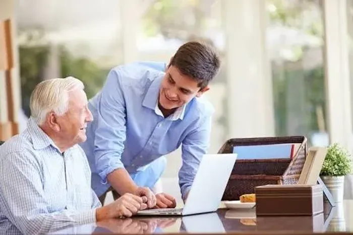 Aulas de informática para idosos e adultos.