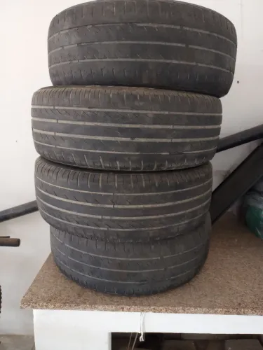 Vendo quatro pneus aro 15.