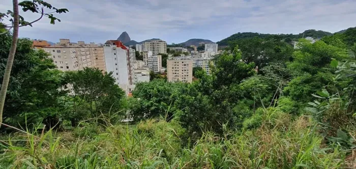 Terreno à venda em Laranjeiras com 8.000m², guarita 24h e vista para o Corcovado e Pão de