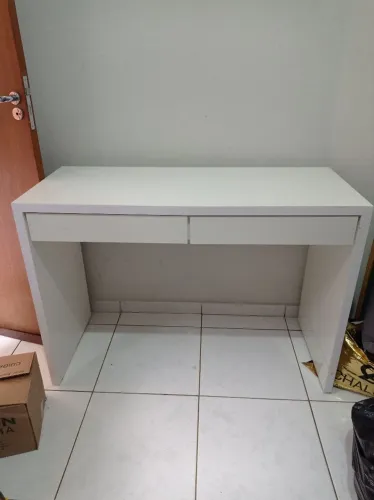 Mesa com duas gavetas 