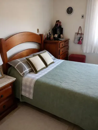Conjunto de móveis de madeira maciça de cerejeira, cama, espelho e dois criados mudo. 