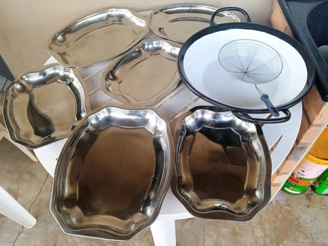 Vendo 6 travessa um tacho antiaderente 1 escumadeira 