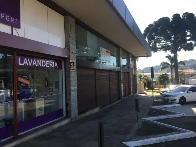 BENTOALVES aluga loja térrea em frente ao Colégio Santa Catarina, 250m2 - Caxias do Sul -