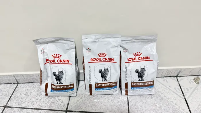 Vendo três pacotes da ração gastrointestinal hidrolisada para  gatos