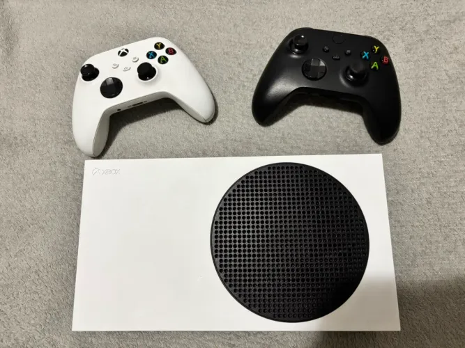 Xbox séries S com dois controles( um controle está com o lb e o rb quebrados)