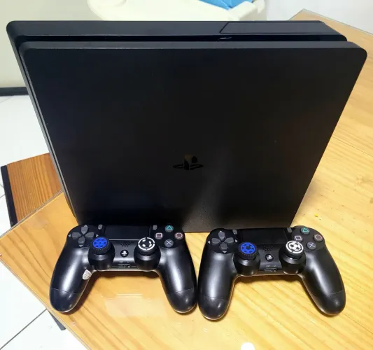 PS4 SLIM 1 TB BASTANTE CONSERVADO E OS CONTROLES JA REPARADOS E ANALÓGICO NOVO