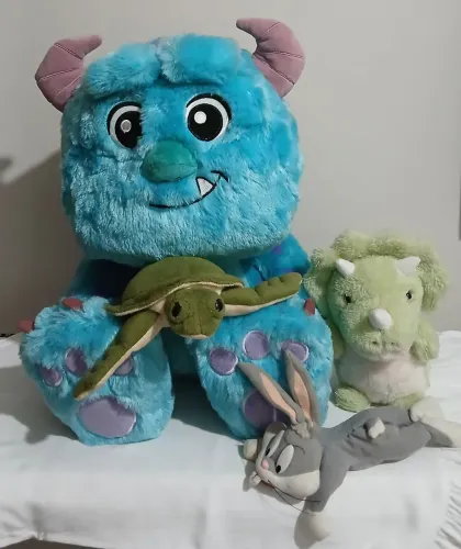Lindas Pelúcias Sulley Monstros SA, Dinossauro Triceratops, Pernalonga e Tartaruga