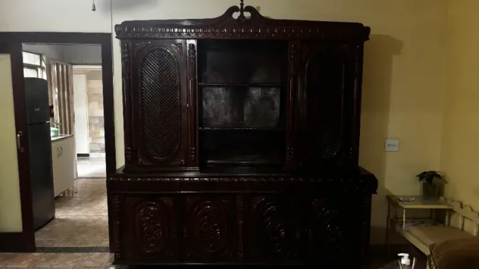 Móvel tipo cristaleira com 4 portas e 4 gavetas Medindo 2,30x50