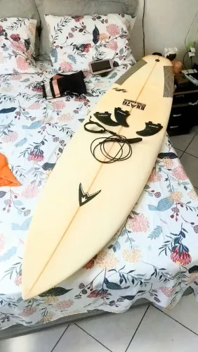 prancha surf :TAM 6'1 /30 litros /quilhas e cordinha